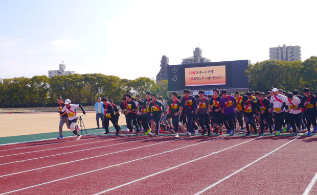 １区のランナー８５人が一斉にスタート