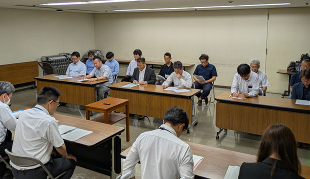 交渉に臨む本部闘争委員会